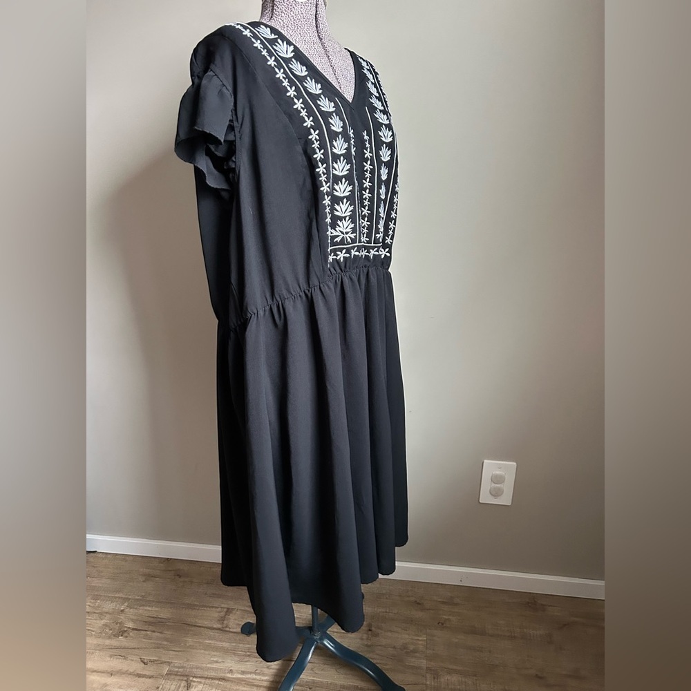BloomChic Black Dress with White Embroidery boho bohemian summer flowy flutter - Picture 5 of 9